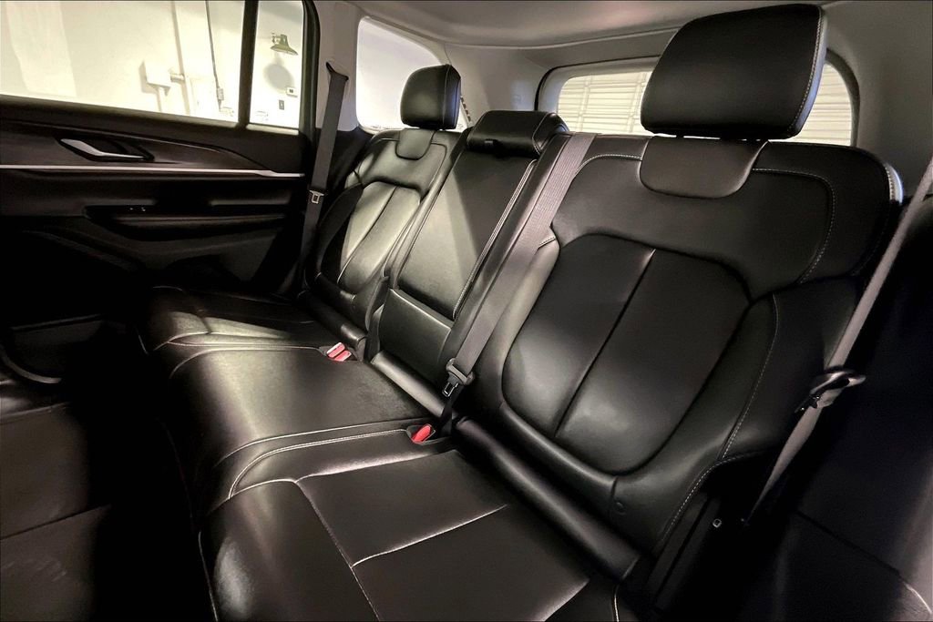 Used 2023 Jeep Grand Cherokee Limited image 35