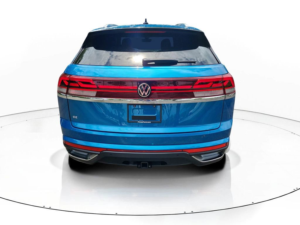 Used 2024 Volkswagen Atlas Cross Sport SE w/ Panoramic Sunroof Package FWD image 4