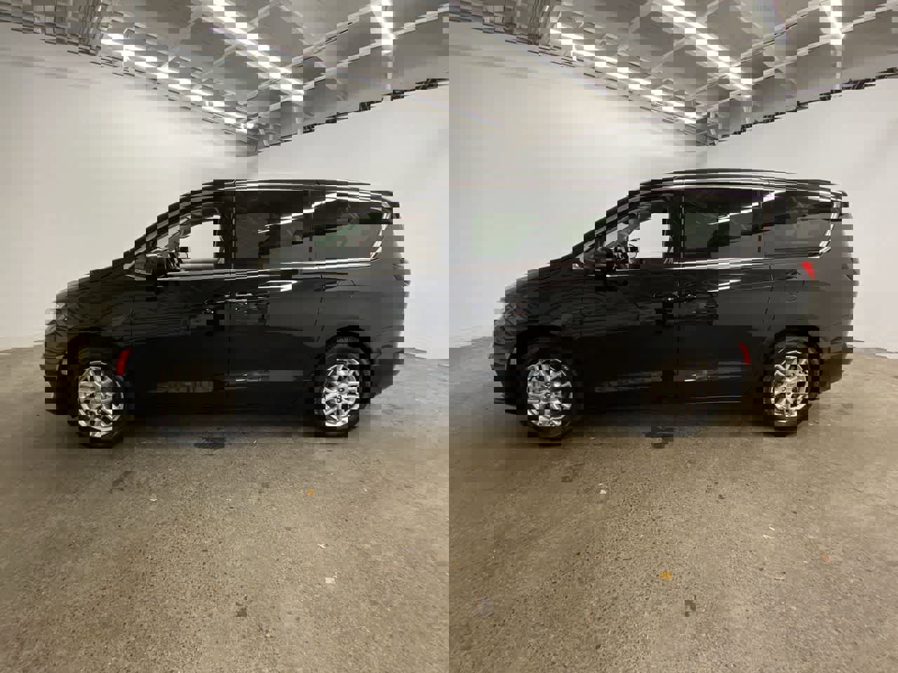 Used 2024 Chrysler Pacifica Touring-L image 3