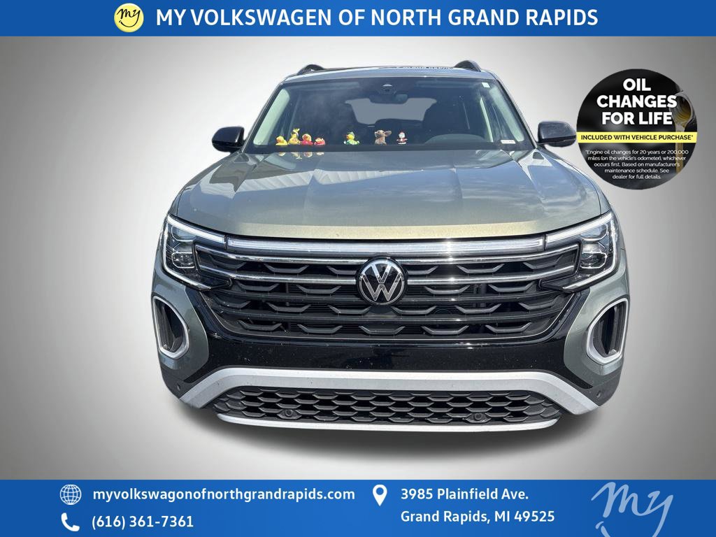 Used 2025 Volkswagen Atlas Peak Edition SE AWD/4WD image 3