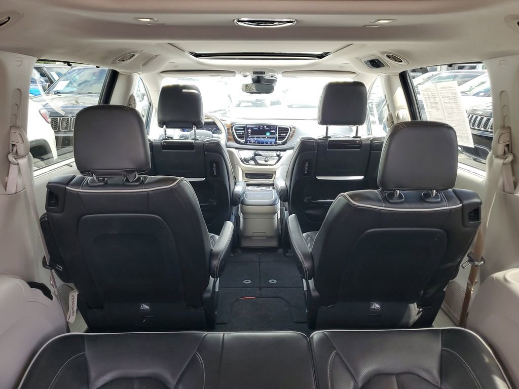 Used 2021 Chrysler Pacifica Limited w/ Uconnect Theater Family Group image 9