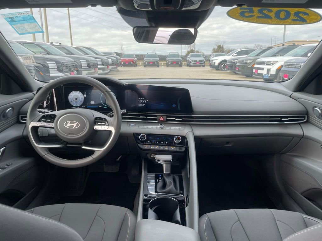Used 2025 Hyundai Elantra SEL image 24