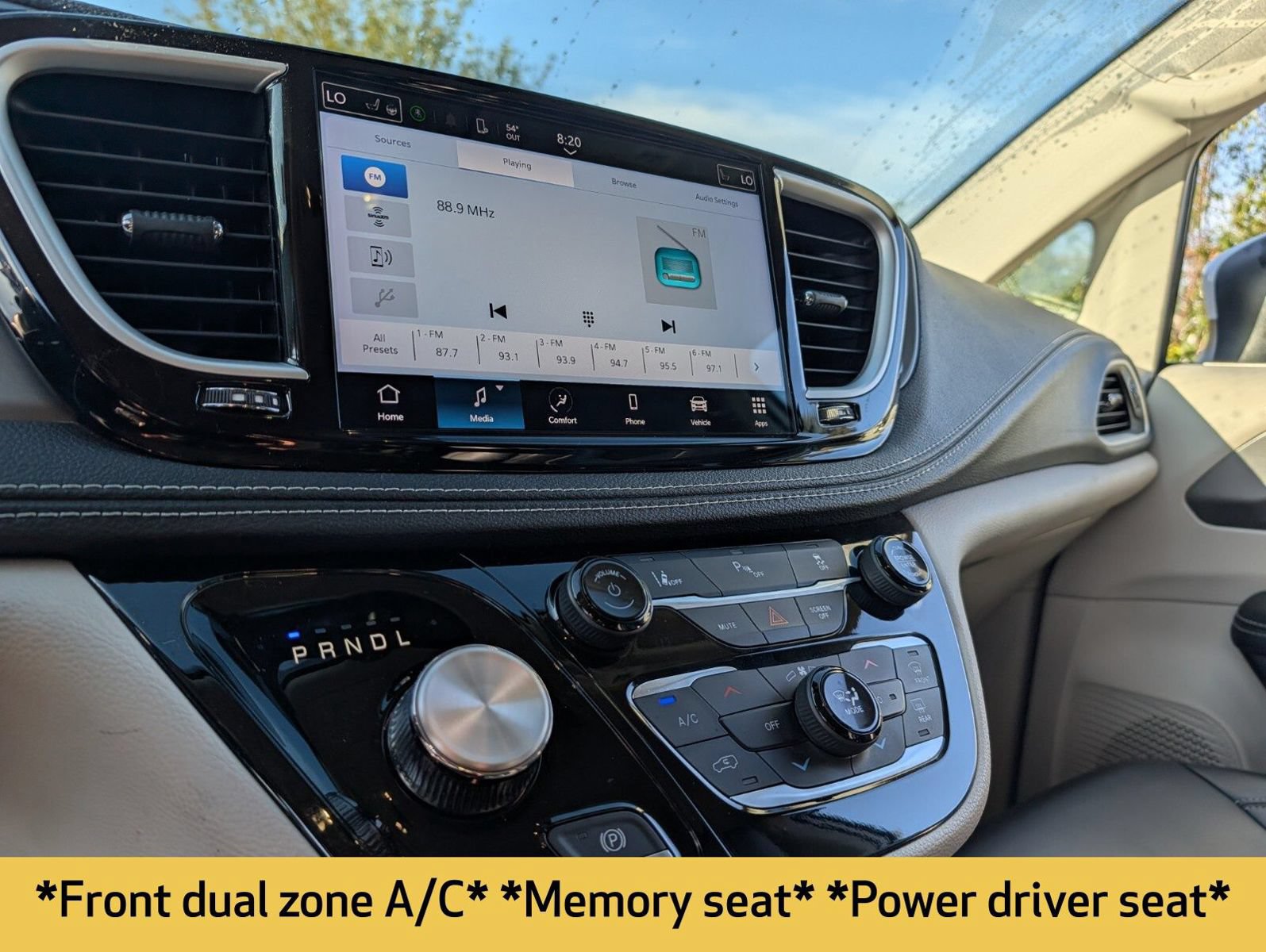Used 2023 Chrysler Pacifica Touring-L FWD image 6