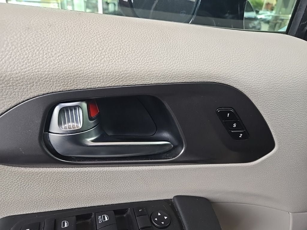 Used 2024 Chrysler Pacifica Limited FWD image 7