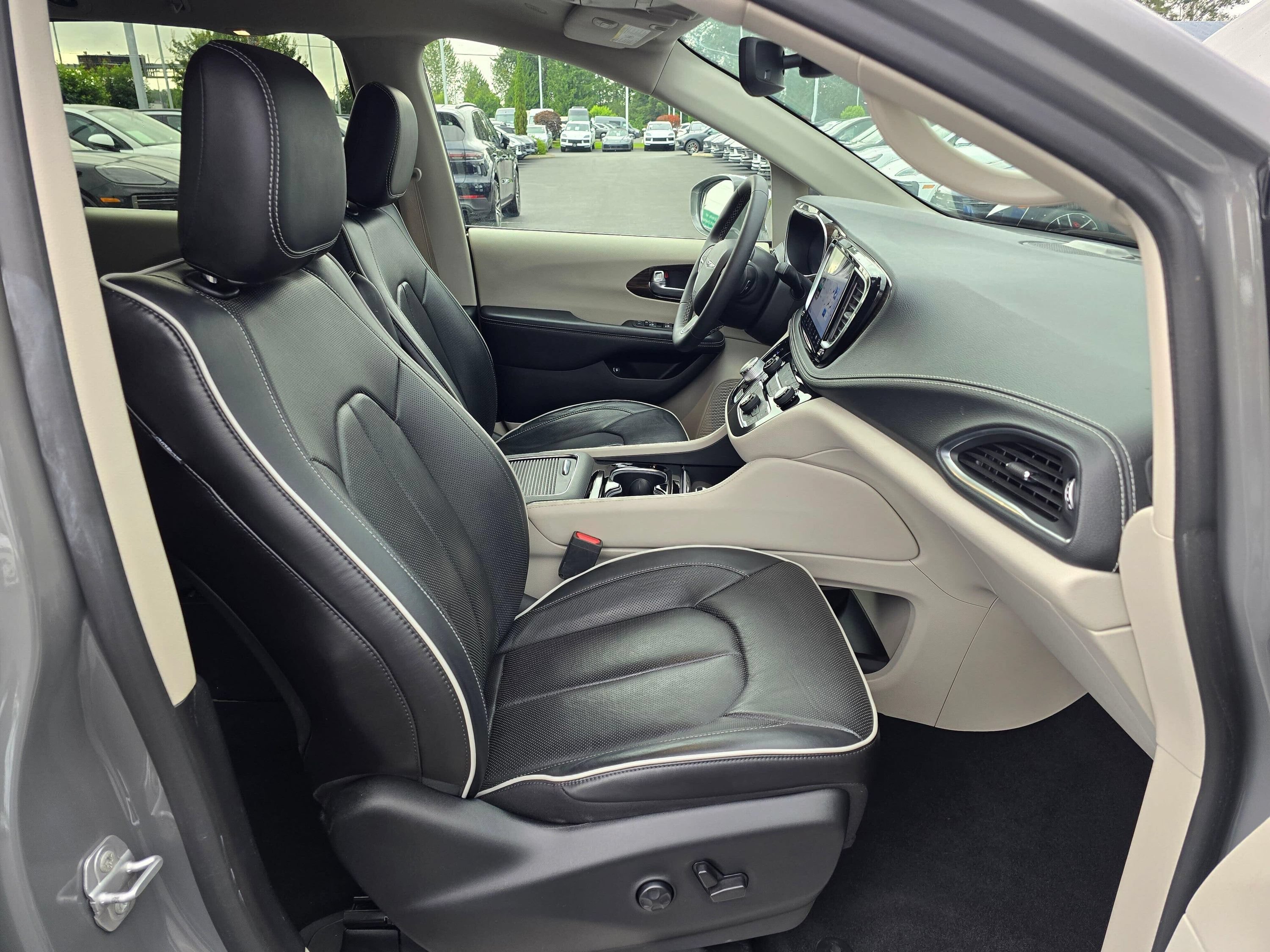 Used 2022 Chrysler Pacifica Limited FWD image 22