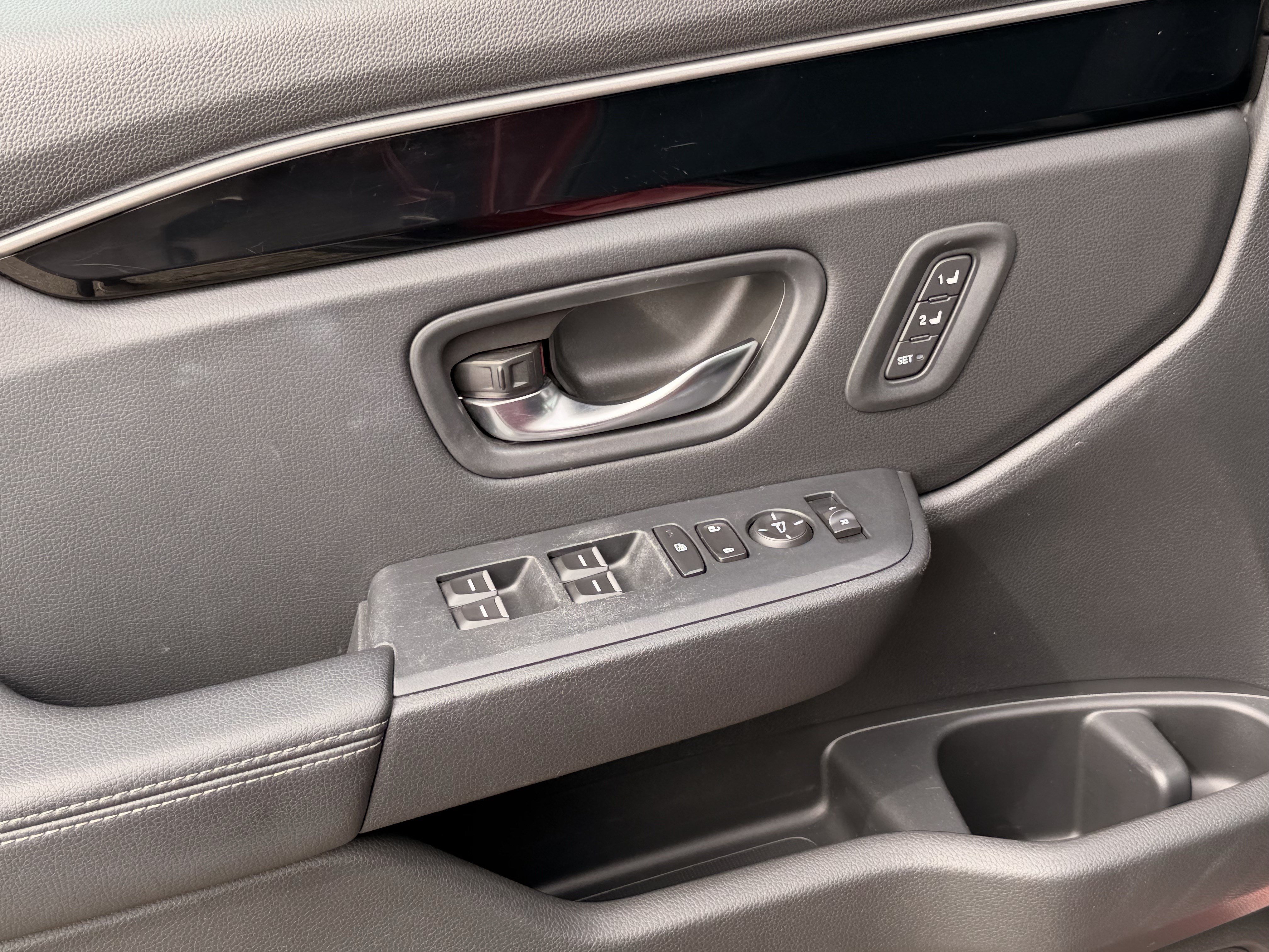 Used 2025 Honda Pilot Touring image 11