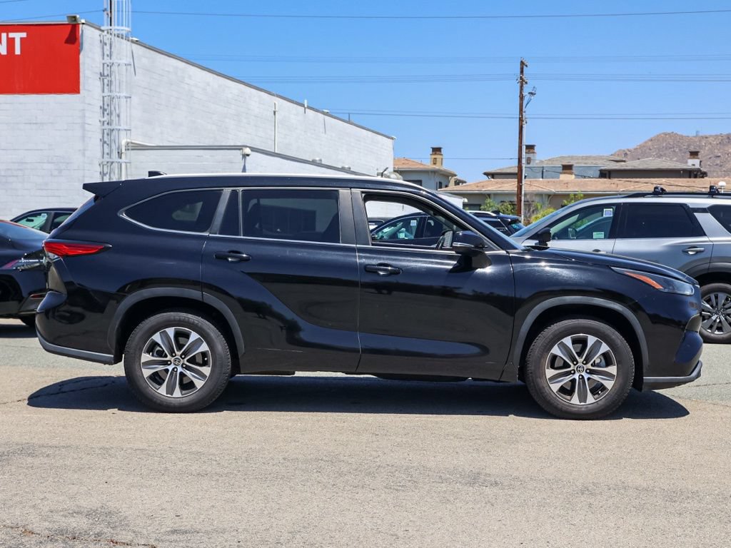 Used 2023 Toyota Highlander XLE FWD image 3