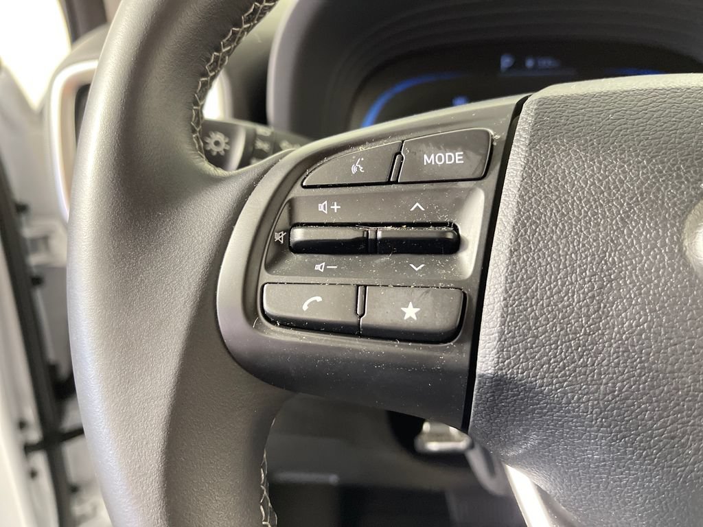 Certified 2025 Hyundai Venue SEL FWD image 30