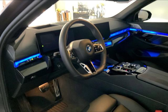 Used 2025 BMW 550e xDrive w/ Executive Package image 7