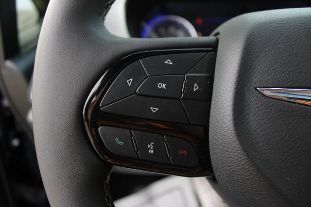 Used 2025 Chrysler Pacifica Limited FWD image 13