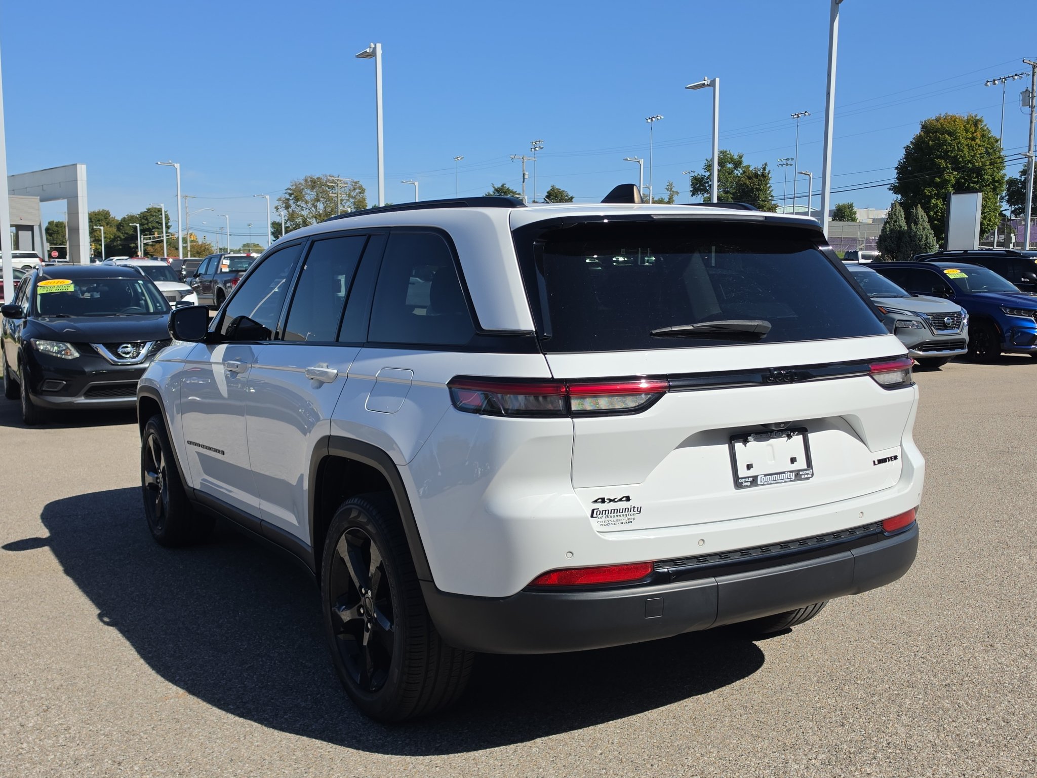 Used 2023 Jeep Grand Cherokee Limited w/ Black Appearance Package AWD/4WD image 5