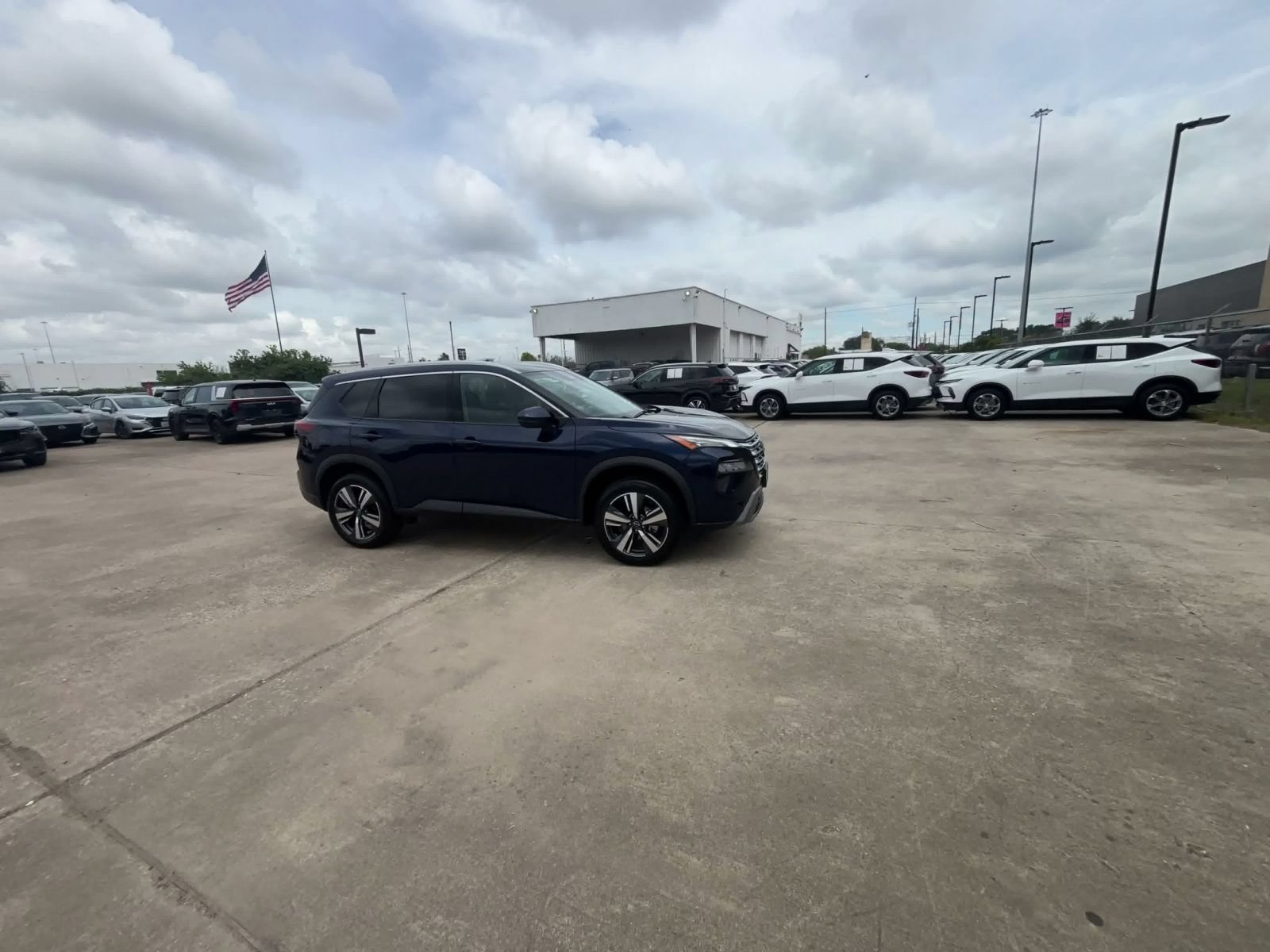 Used 2026 Nissan Rogue SL FWD image 2
