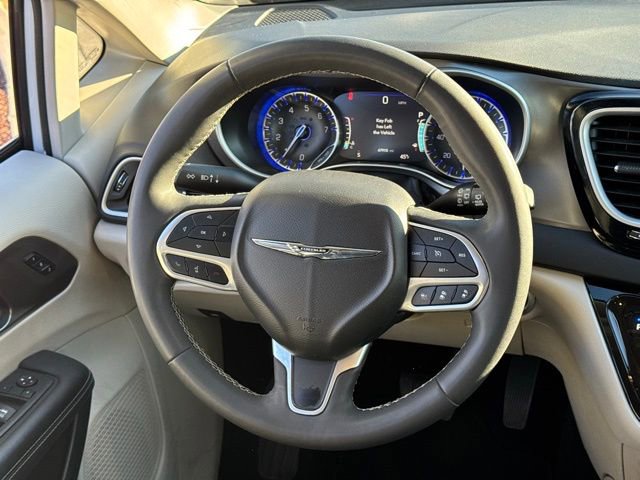 Used 2024 Chrysler Pacifica Touring-L image 16