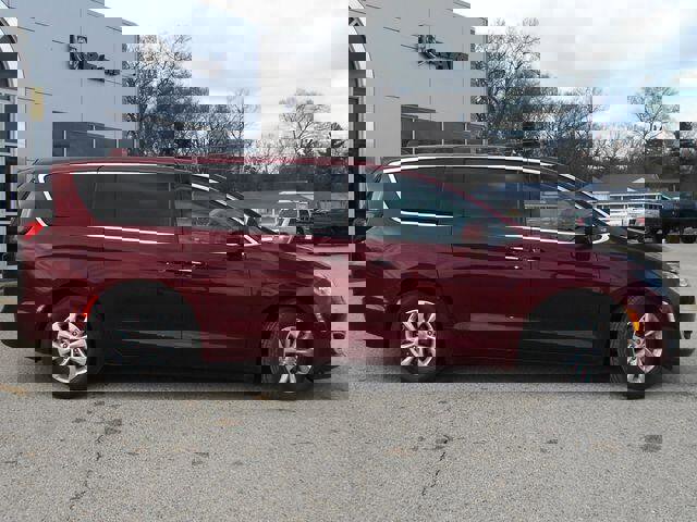 Certified 2023 Chrysler Pacifica Limited w/ Trailer Tow Group image 12