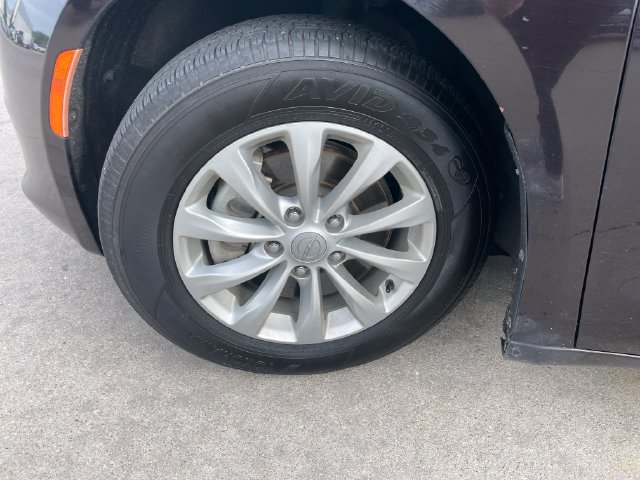 Used 2017 Chrysler Pacifica Touring w/ Tire & Wheel Group FWD image 29