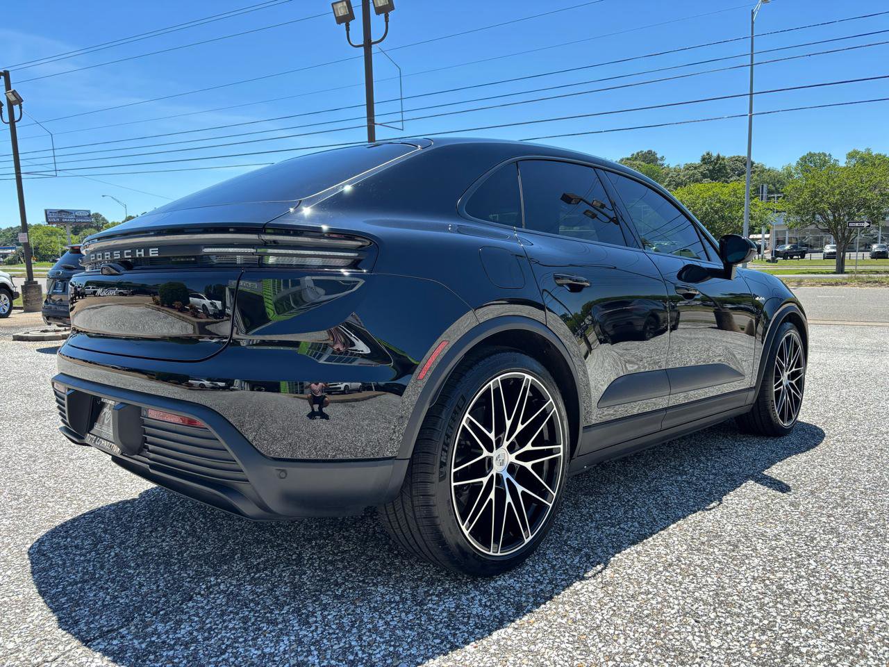 Used 2025 Porsche Macan Electric RWD image 6