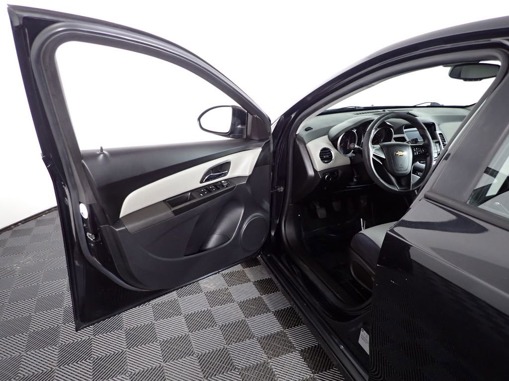 Used 2013 Chevrolet Cruze LS image 24