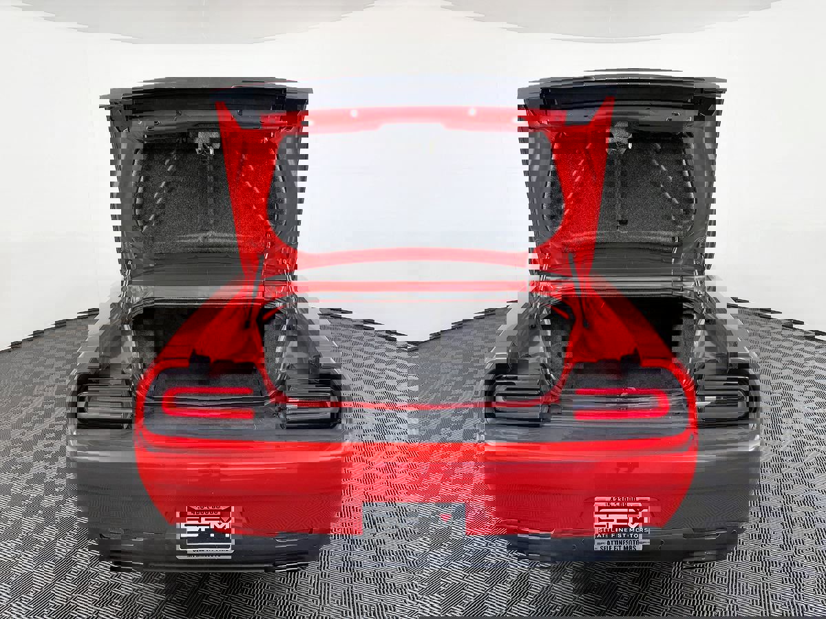 Used 2015 Dodge Challenger SXT w/ Driver Convenience Group RWD image 11