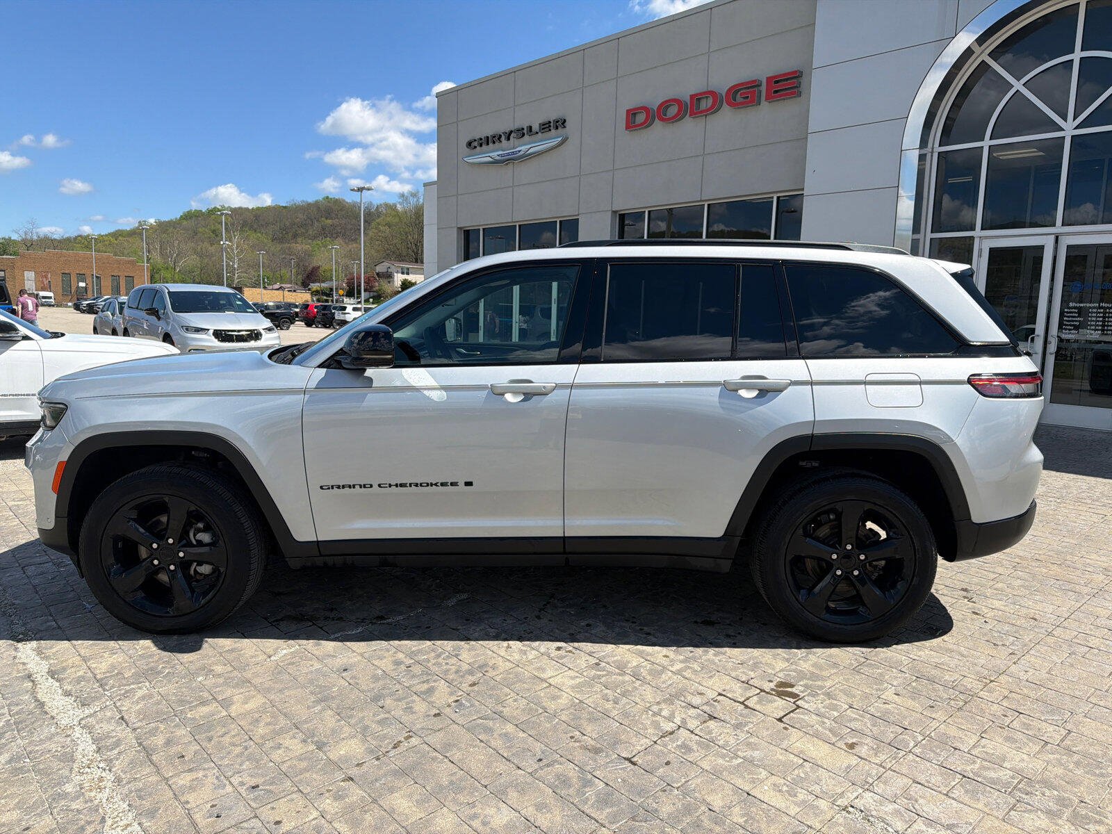 Used 2024 Jeep Grand Cherokee Limited w/ Luxury Tech Group II AWD/4WD image 5
