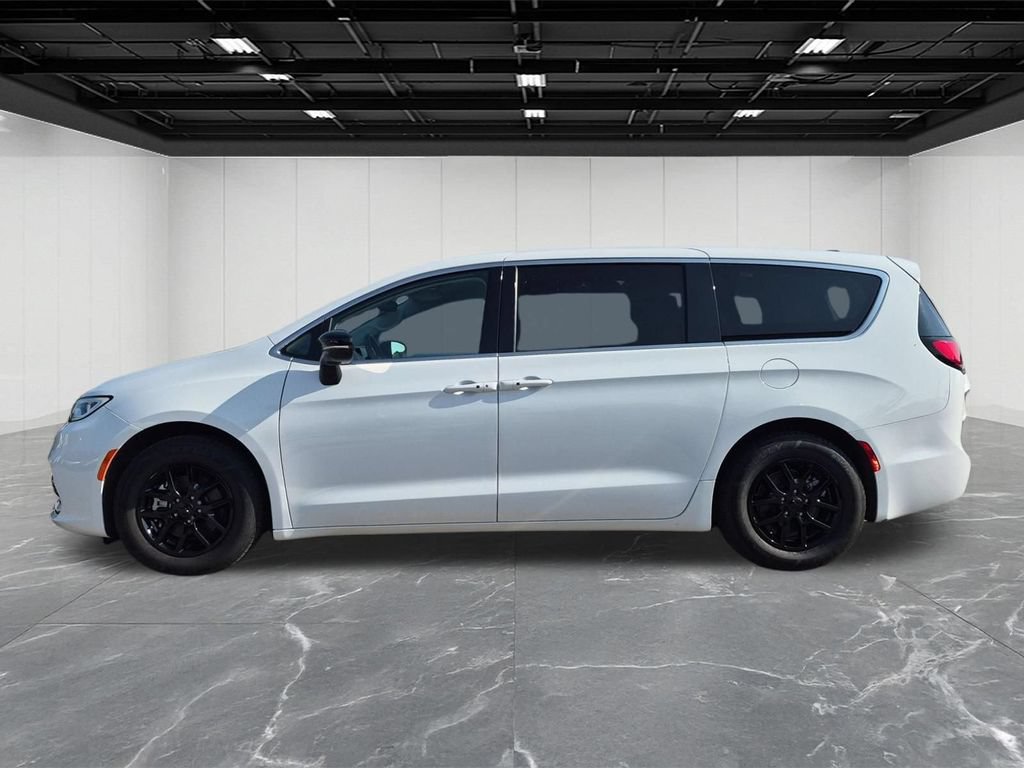 Used 2024 Chrysler Pacifica Touring-L FWD image 2