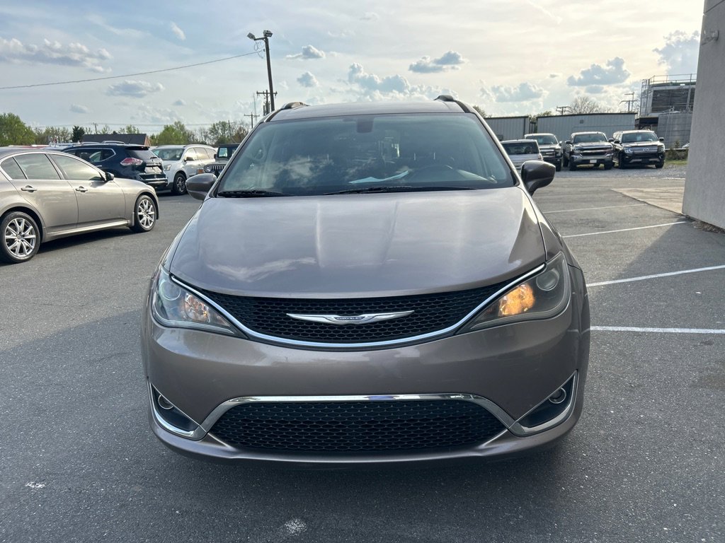 Used 2017 Chrysler Pacifica Touring-L Plus w/ Tire & Wheel Group FWD image 2