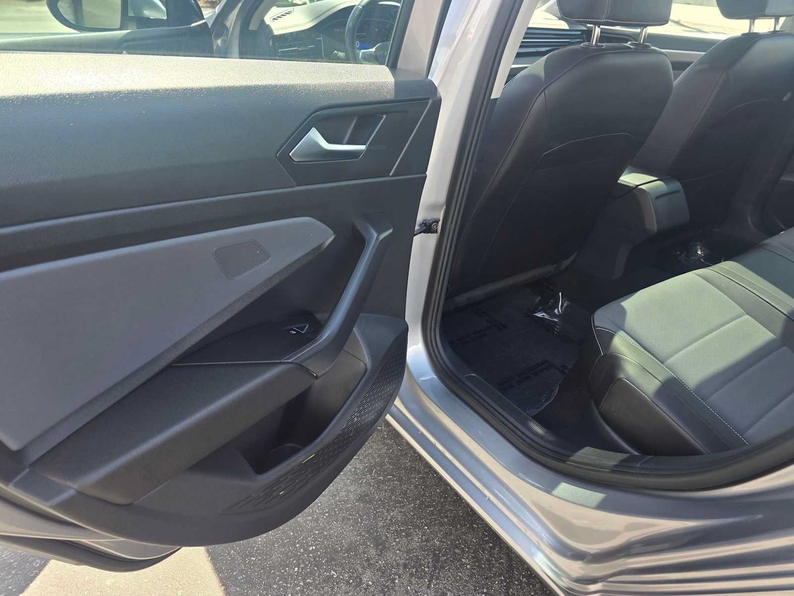 Used 2025 Volkswagen Jetta SE FWD image 15