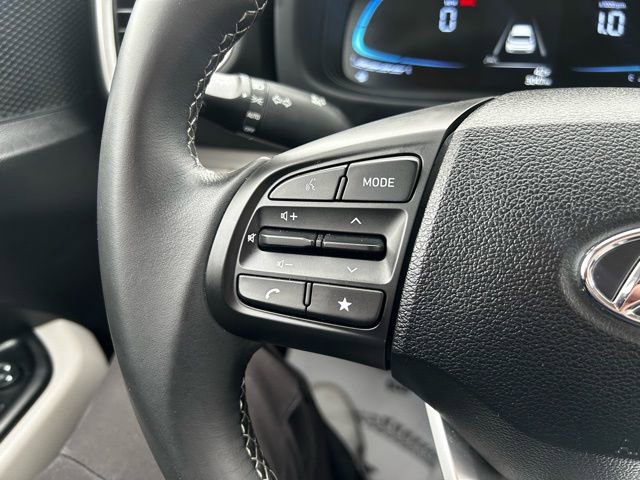 Certified 2025 Hyundai Venue SEL image 18