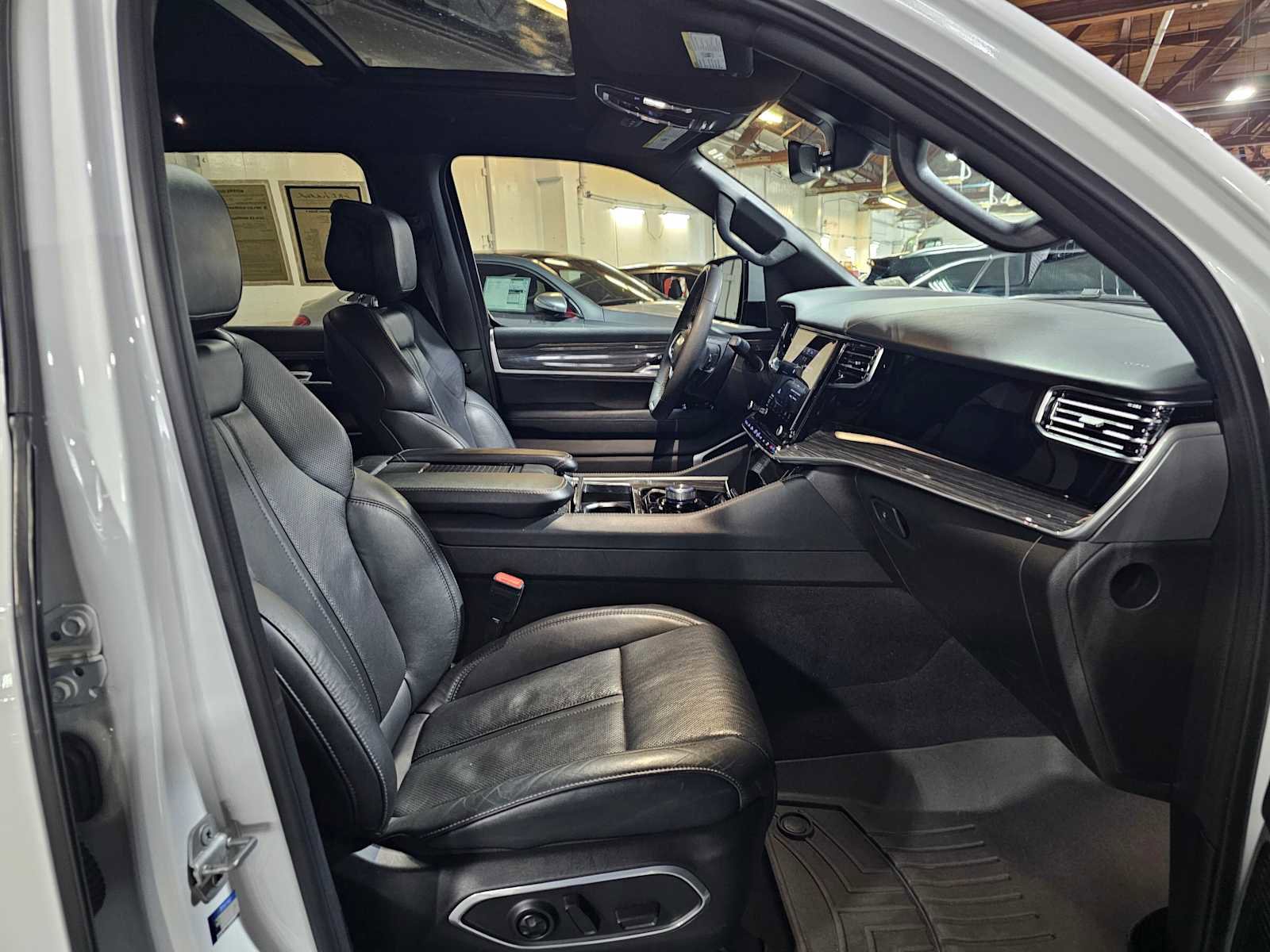 Used 2022 Jeep Wagoneer Series II w/ Premium Group I AWD/4WD image 10