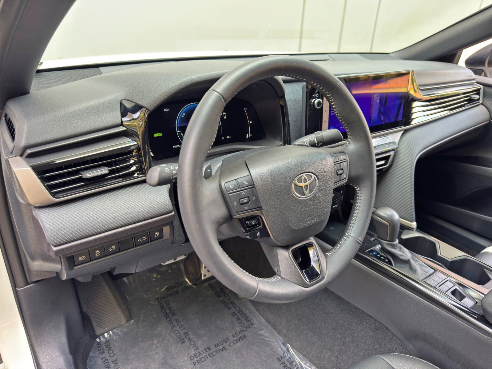 Used 2025 Toyota Camry SE image 12