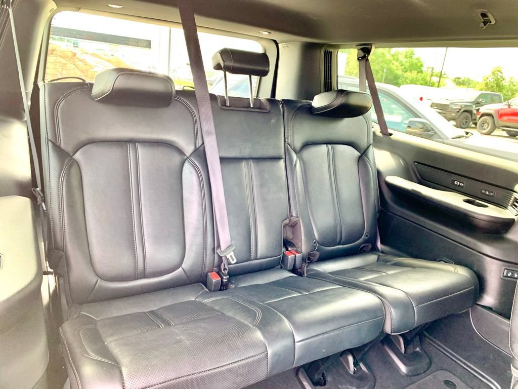 Used 2025 Jeep Wagoneer L Series II AWD/4WD image 28