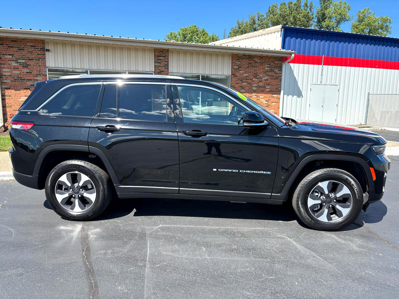 Used 2022 Jeep Grand Cherokee Limited 4xe image 2