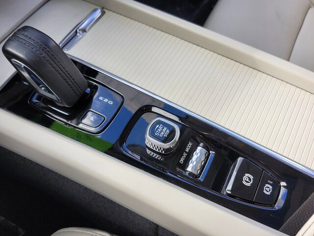 Used 2020 Volvo XC60 T8 Momentum w/ Protection Package Premier image 33