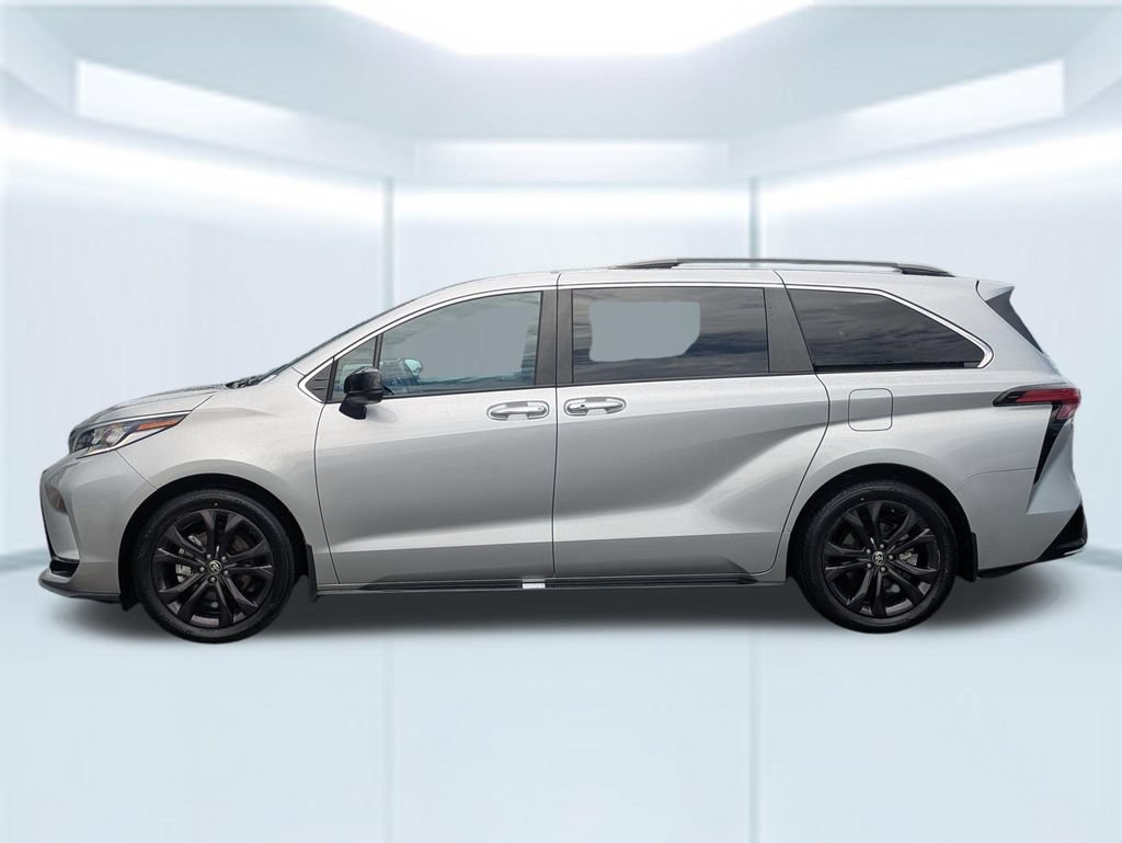 Used 2024 Toyota Sienna XSE FWD image 2