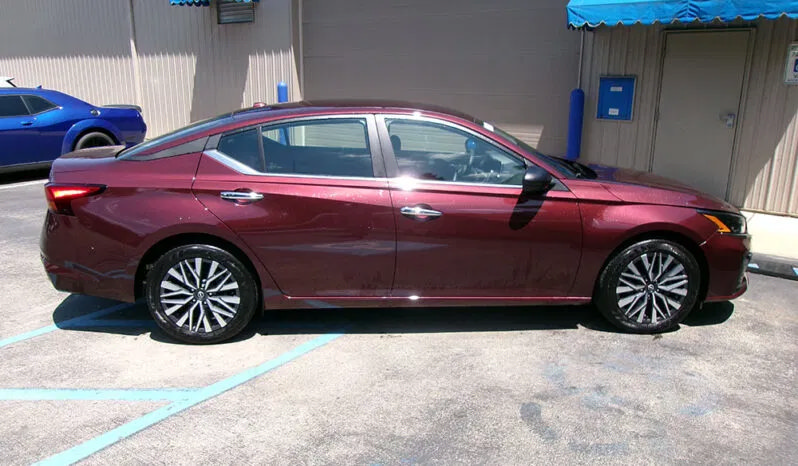Used 2025 Nissan Altima 2.5 SV FWD image 8