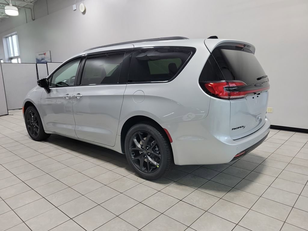 New 2026 Chrysler Pacifica Select w/ S Appearance Package image 4