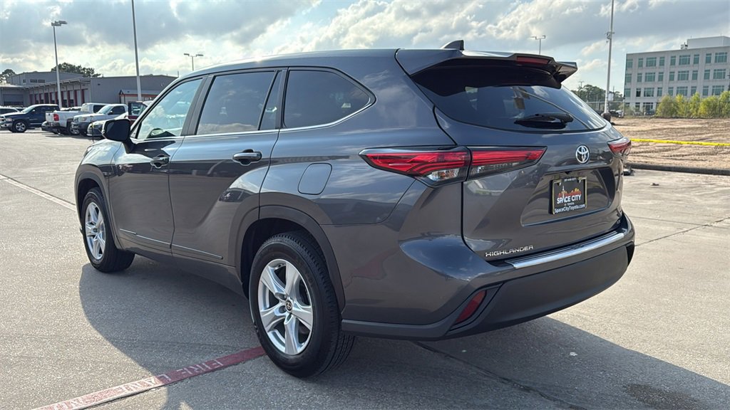 Used 2023 Toyota Highlander LE image 5