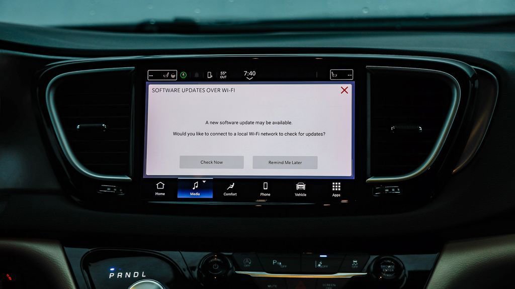 Certified 2024 Chrysler Pacifica Touring-L image 15