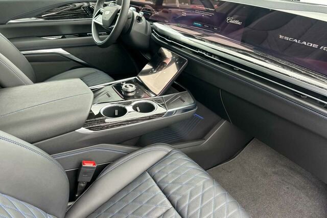 New 2025 Cadillac Escalade IQ Sport 1 w/ LPO, ONYX Package image 16