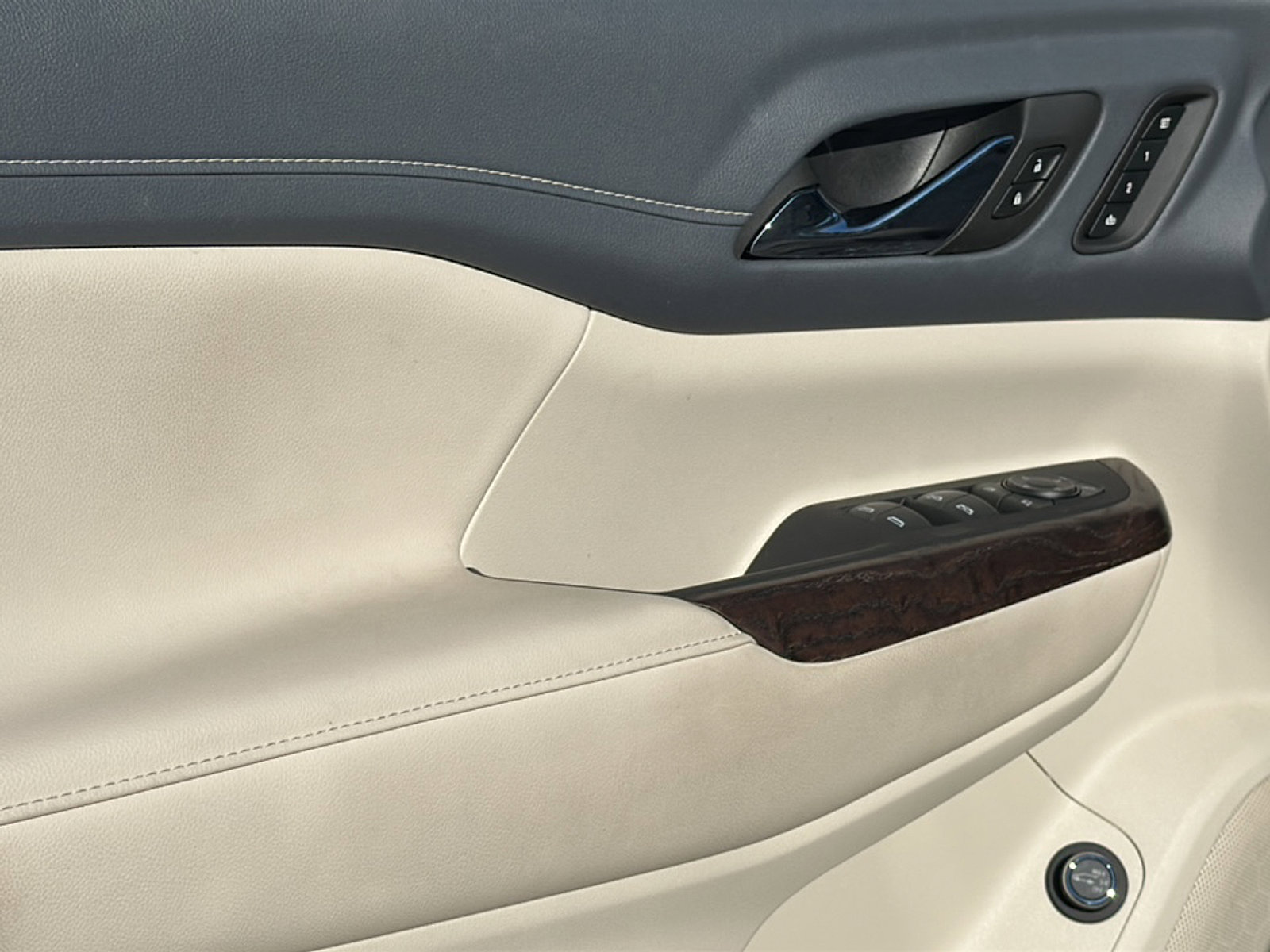 Used 2023 GMC Acadia Denali w/ Denali Ultimate Package image 16