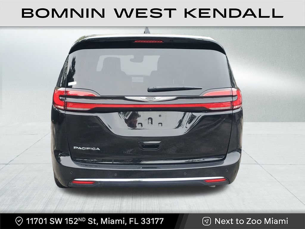 Used 2025 Chrysler Pacifica Select image 6