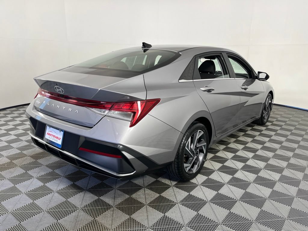Used 2025 Hyundai Elantra SEL FWD image 14