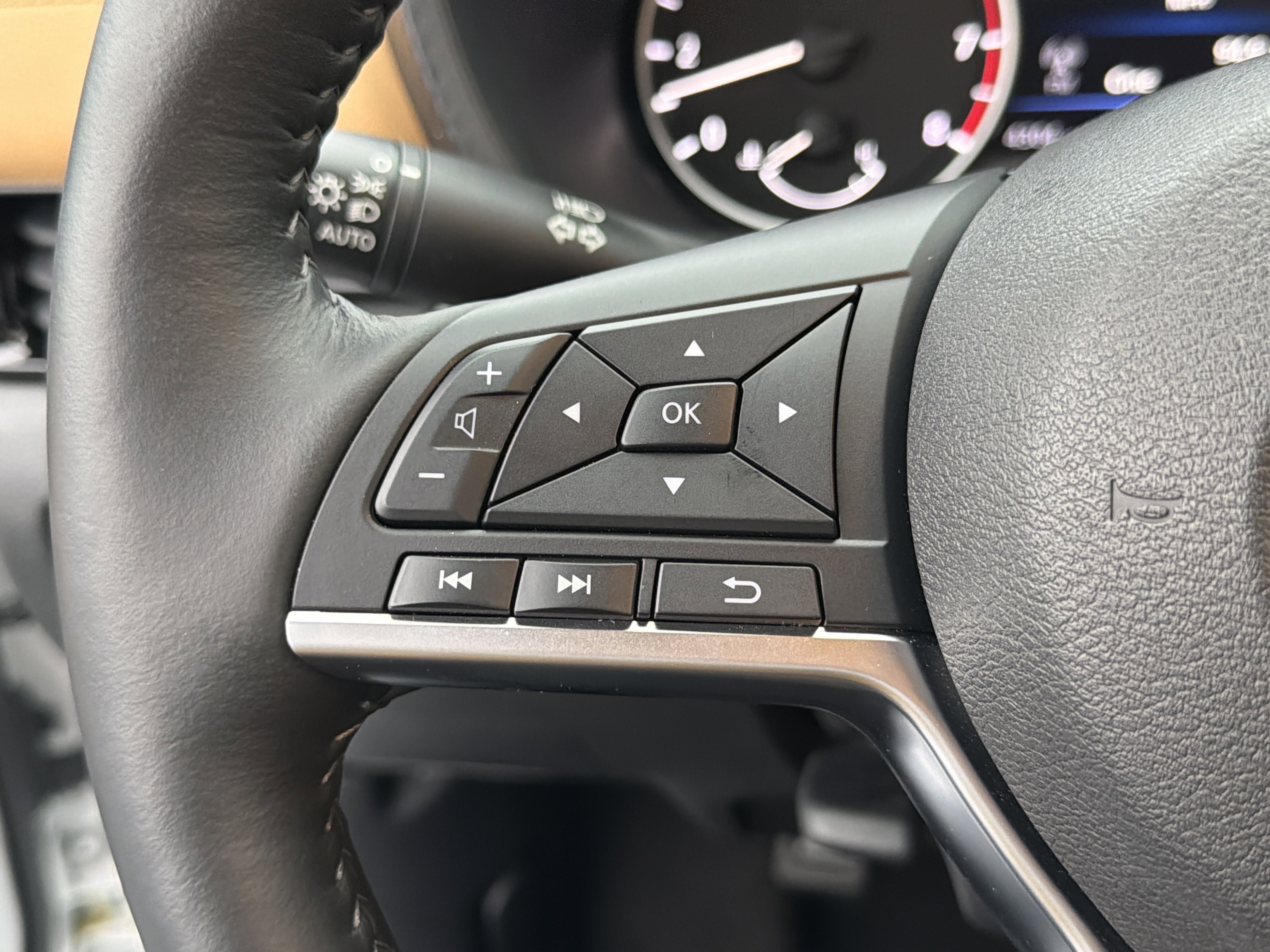 Used 2024 Nissan Sentra SV w/ SV Premium Package image 25