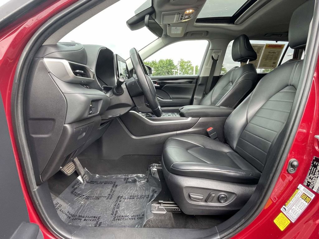 Used 2021 Toyota Highlander XLE AWD/4WD image 20