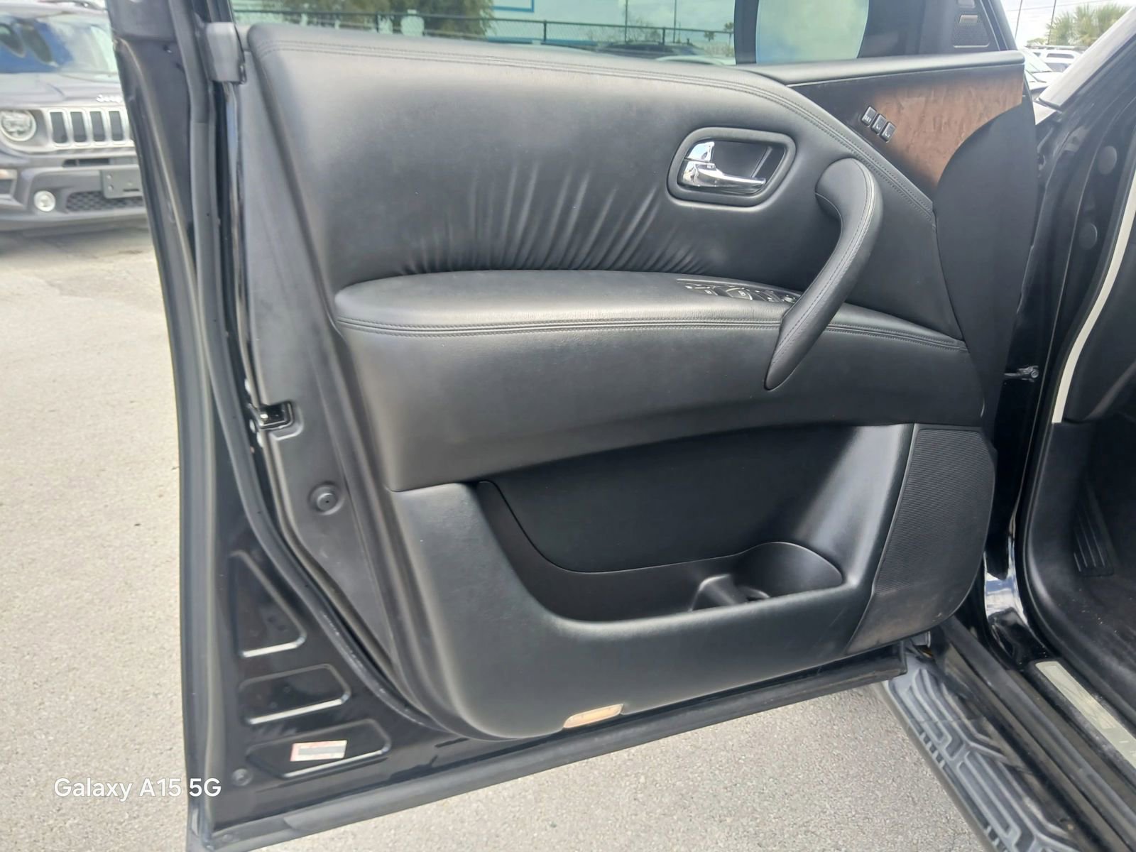 Used 2014 INFINITI QX80 4WD w/ Deluxe Touring Package image 10