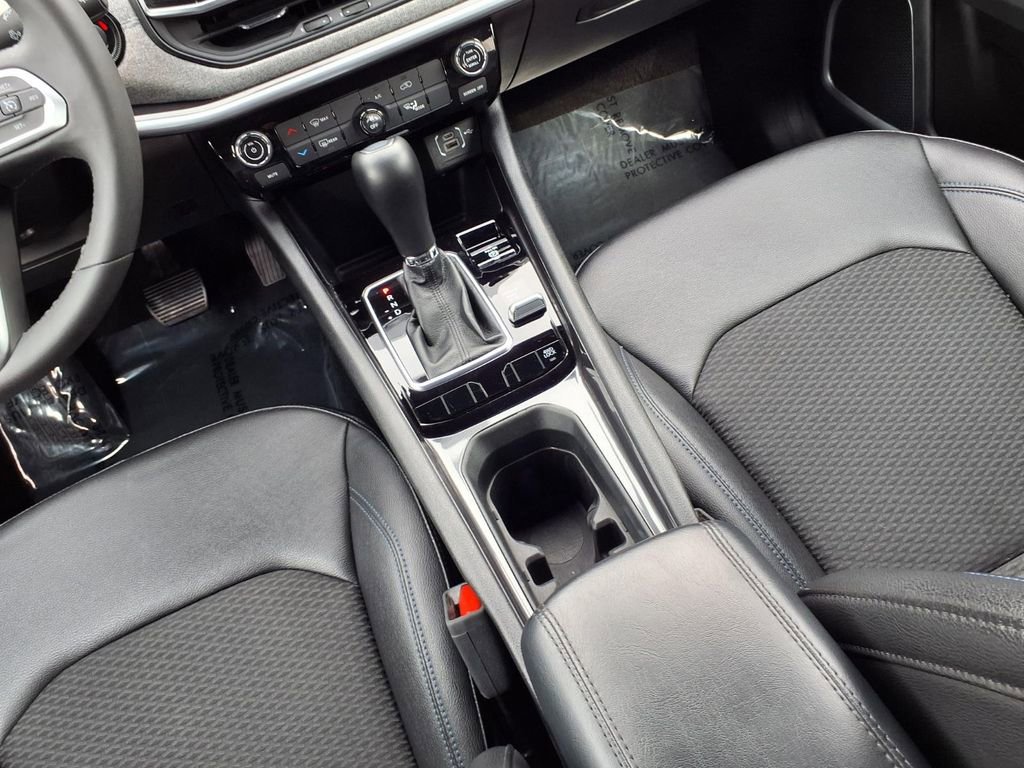 Used 2025 Jeep Compass Latitude AWD/4WD image 9