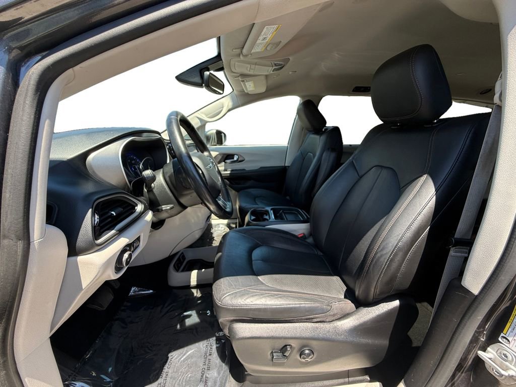 Used 2020 Chrysler Pacifica Touring-L FWD image 9