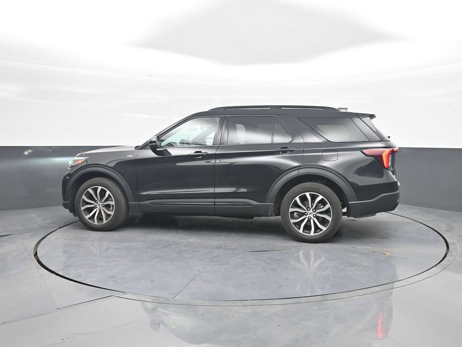 Used 2025 Ford Explorer ST-Line AWD/4WD image 5