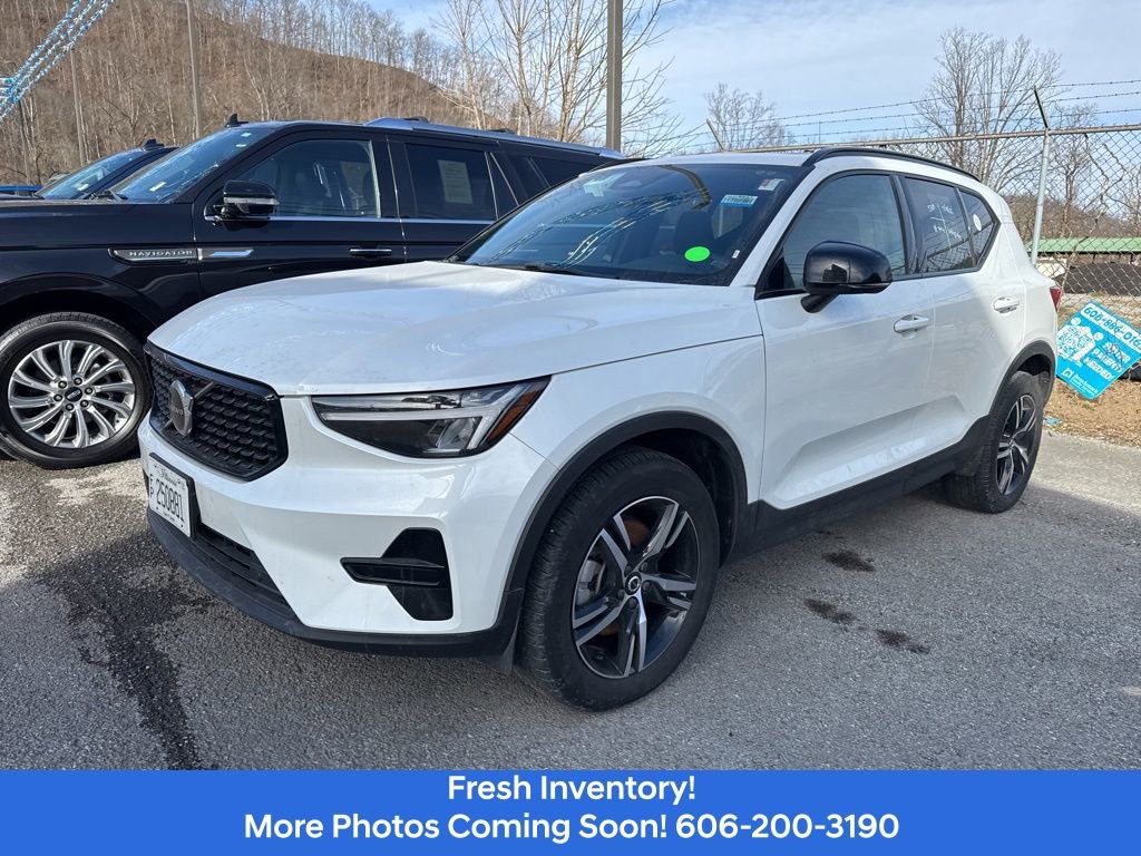 Used 2024 Volvo XC40 B5 Core image 10