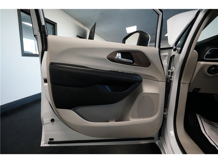 Used 2022 Chrysler Voyager LX image 16