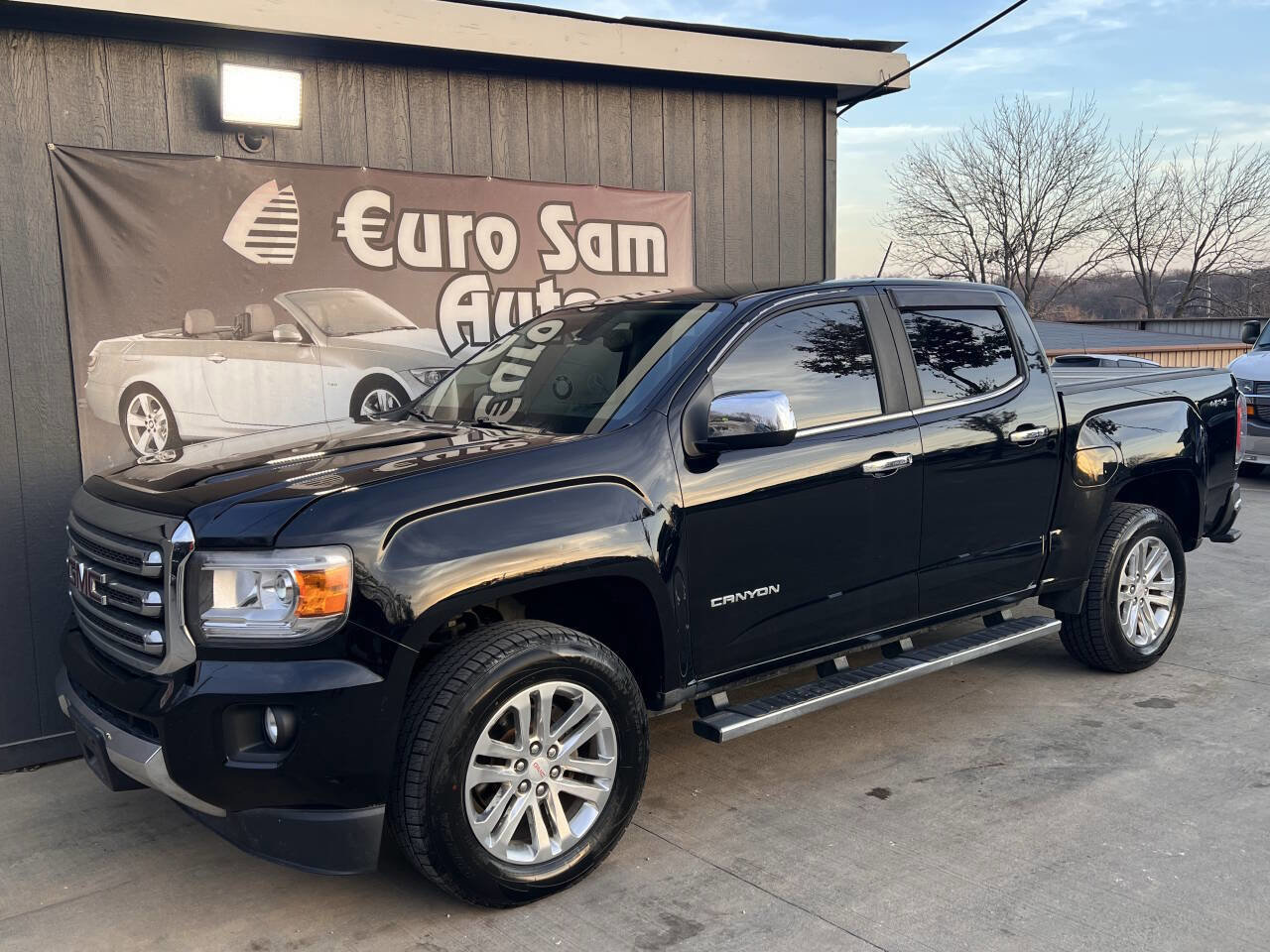 Used 2017 GMC Canyon SLT image 3
